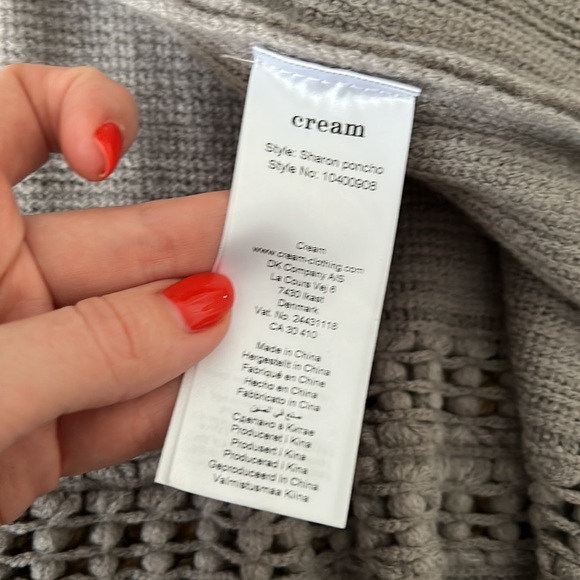 Beautiful Shawl with Faux Fur Collar - Picture 4 of 4